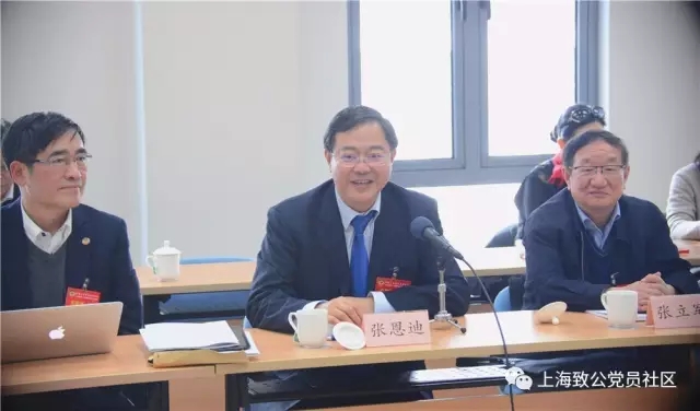 履职风采-张恩迪委员在讨论中发言