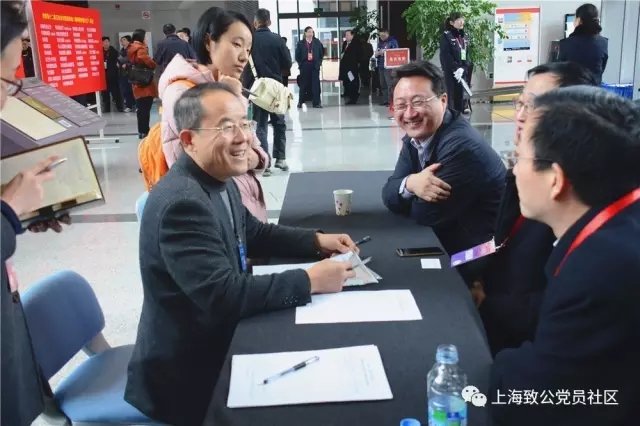 履职风采-列席会议的全国政协委员王向朝（左一）在提案办理现场